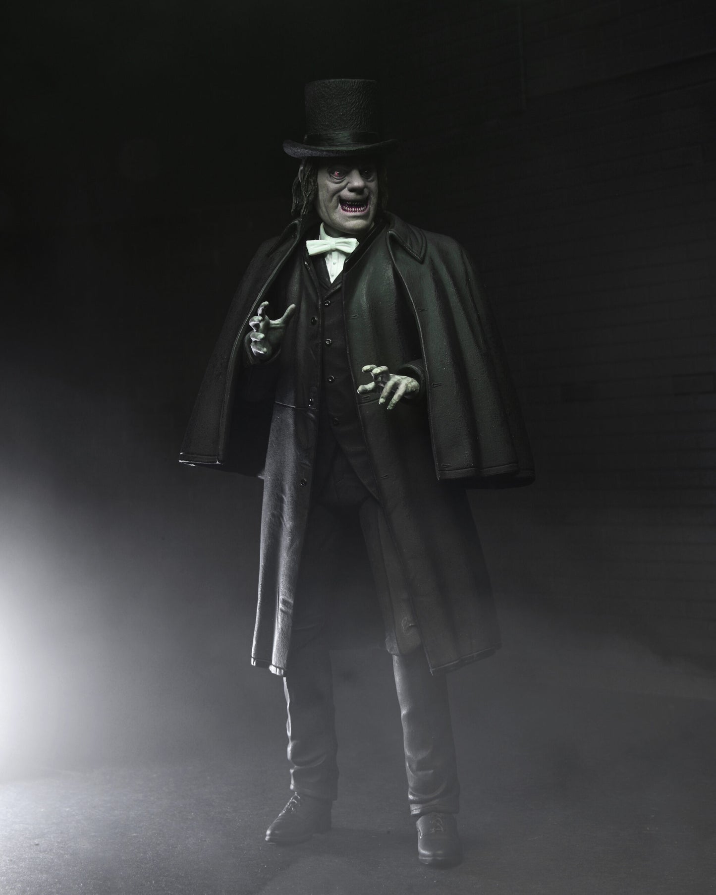 London After Midnight (1927)
7″ Scale Action Figure – Ultimate Professor Edward Burke