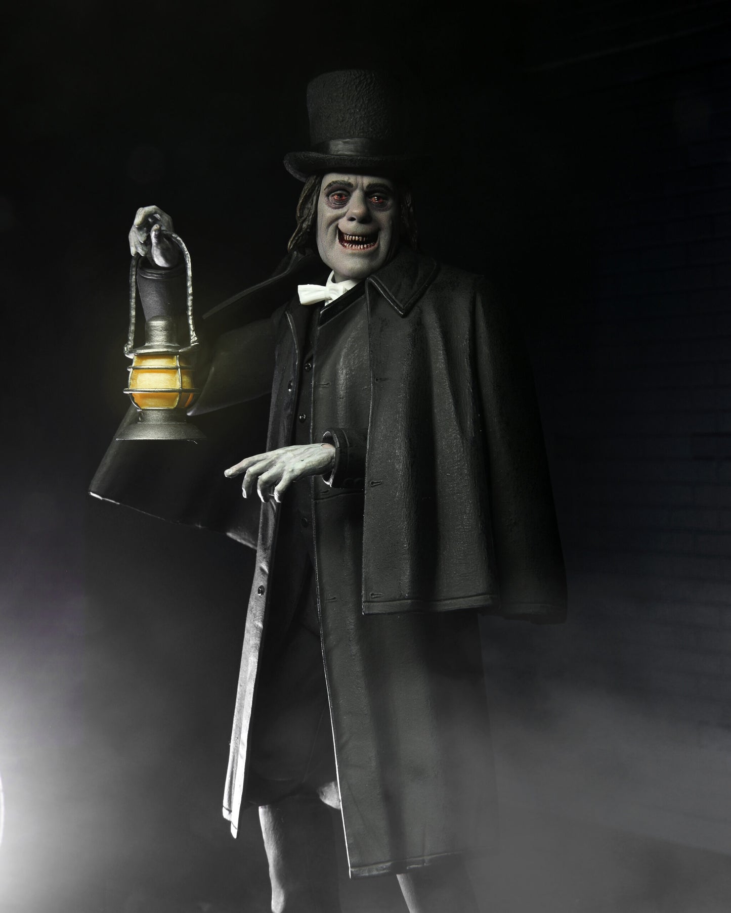 London After Midnight (1927)
7″ Scale Action Figure – Ultimate Professor Edward Burke