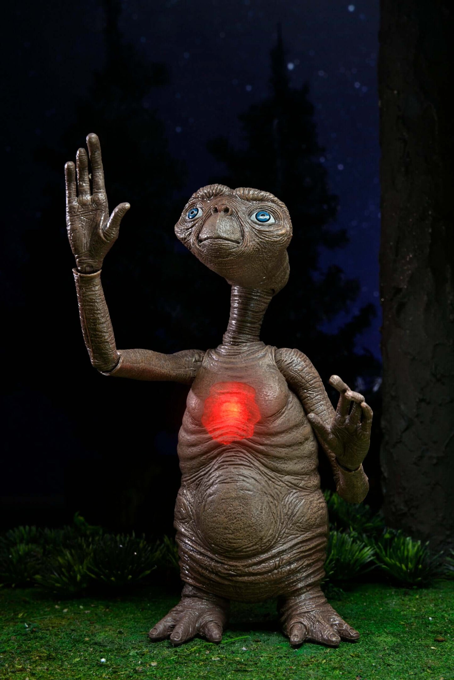 E.T. 40th Anniversary

7″ Scale Action Figure – Deluxe Ultimate E.T. with LED Chest