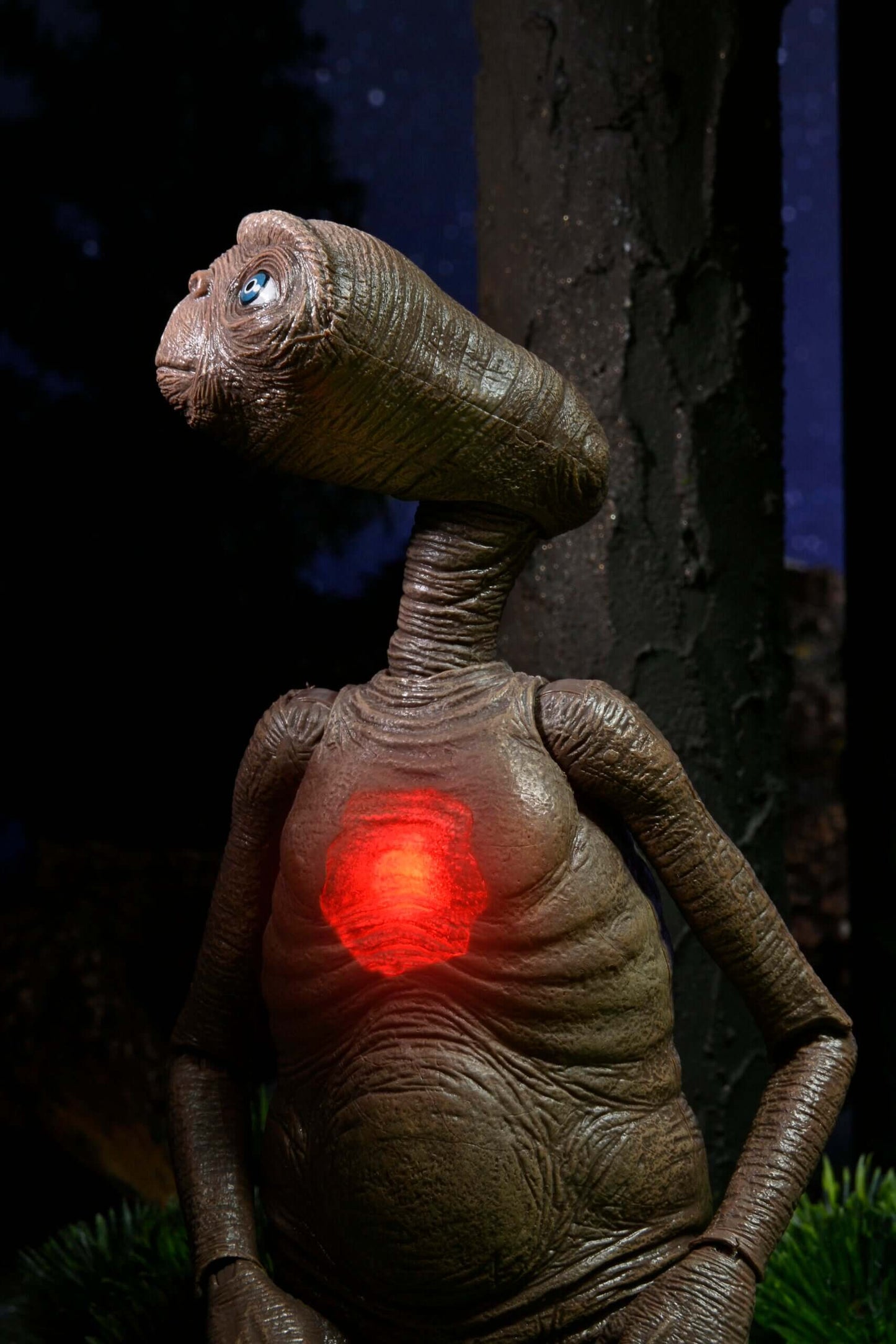 E.T. 40th Anniversary

7″ Scale Action Figure – Deluxe Ultimate E.T. with LED Chest